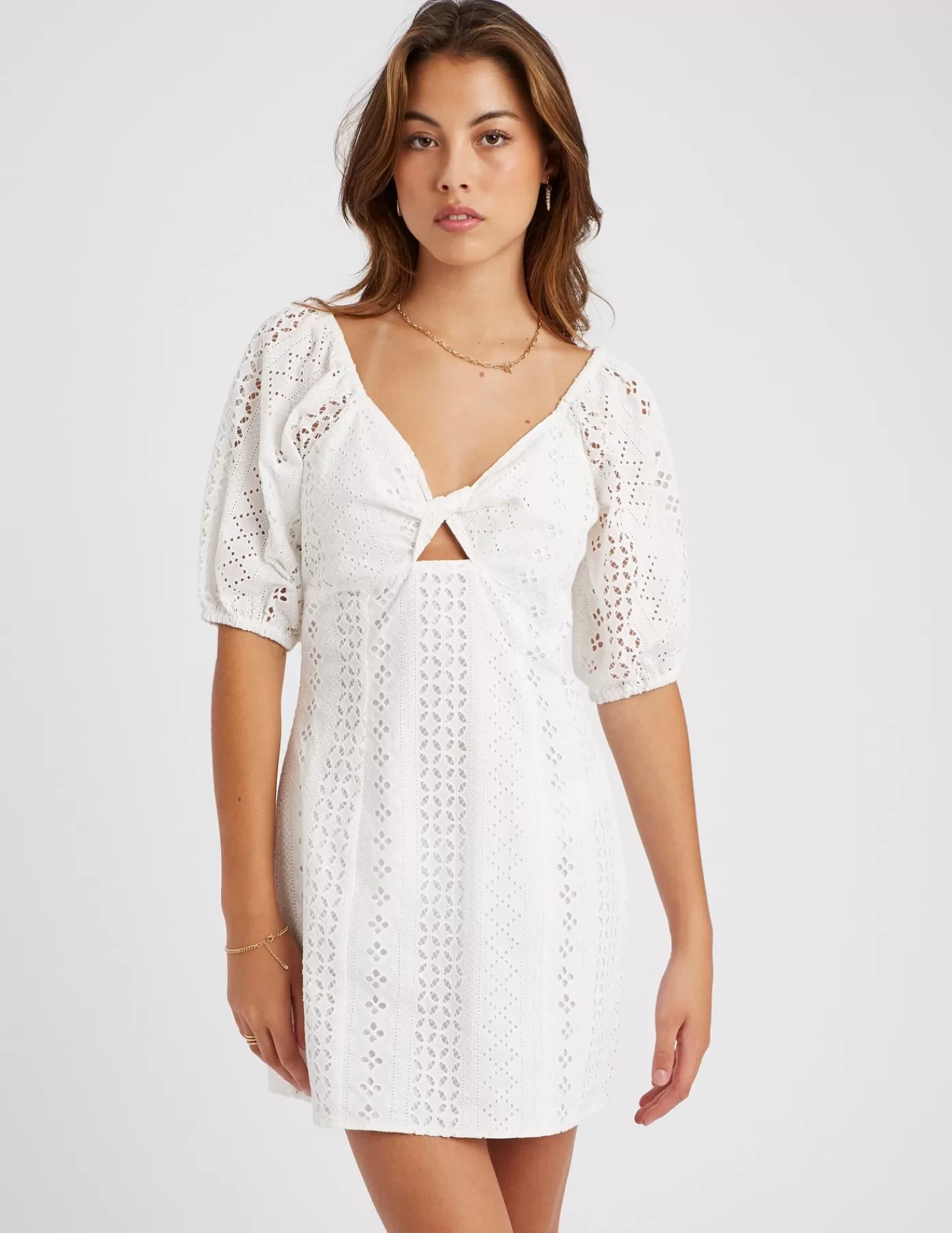 Fashion BZB Robe courte broderie anglaise Blancécru